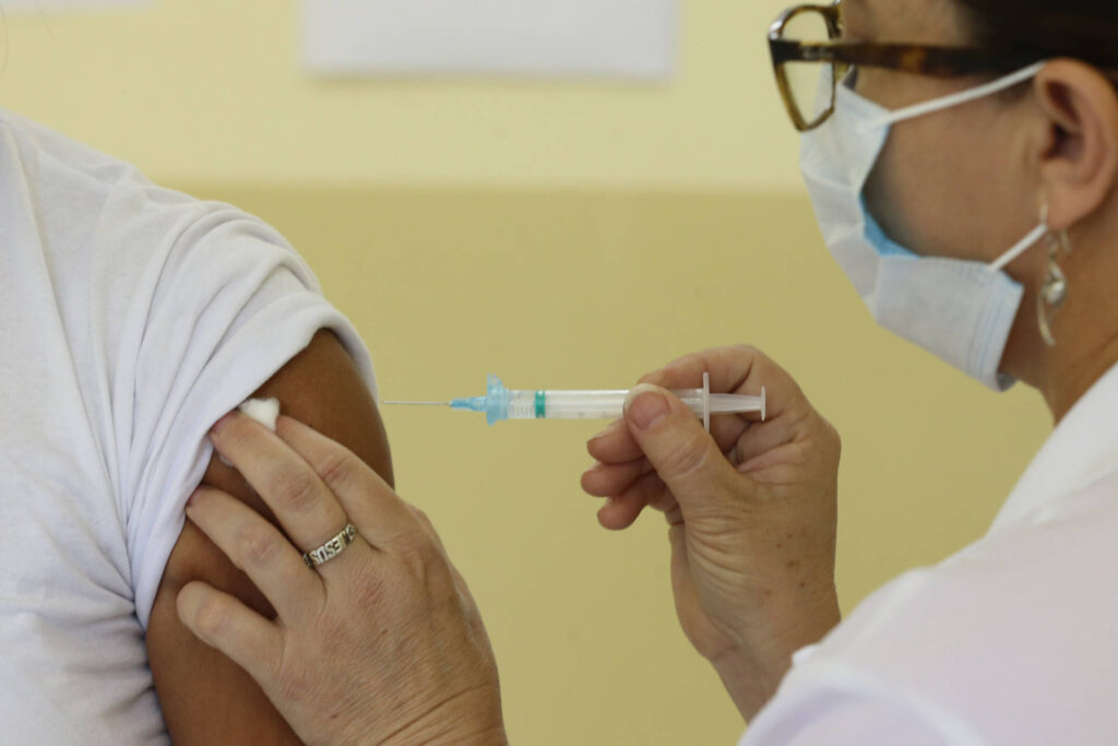 Imagem Ilustrando a Notícia: Centro-Oeste é a região com maior rejeição à vacina contra Covid-19, diz pesquisa