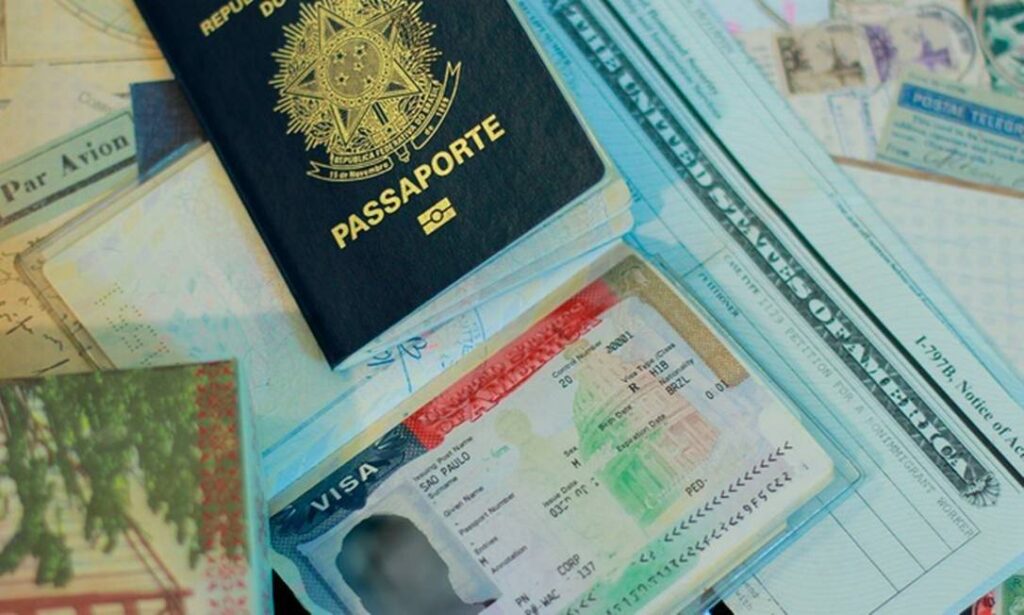 Imagem Ilustrando a Notícia: Agendamento de vistos para os EUA são retomados para brasileiros com fila de espera de até 500 dias