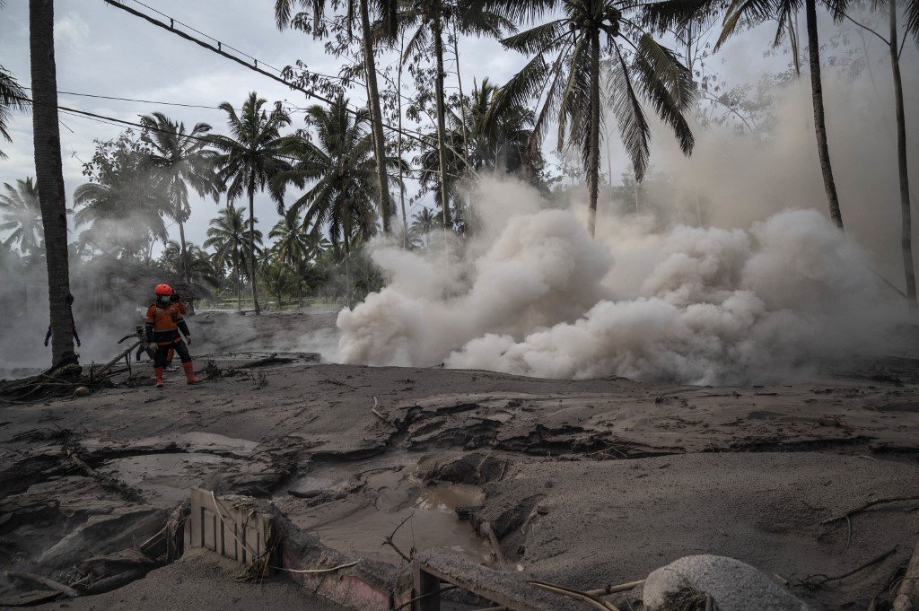 Imagem Ilustrando a Notícia: Vulcão na Indonésia que entrou em erupção sábado (4) volta a ficar ativo