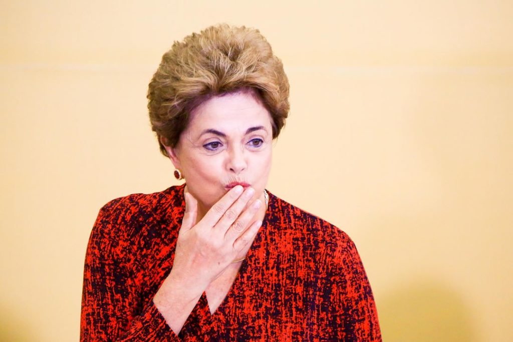 Imagem Ilustrando a Notícia: Após assessoria desmentir boato que Dilma está internada, ex-presidenta posta foto pedalando
