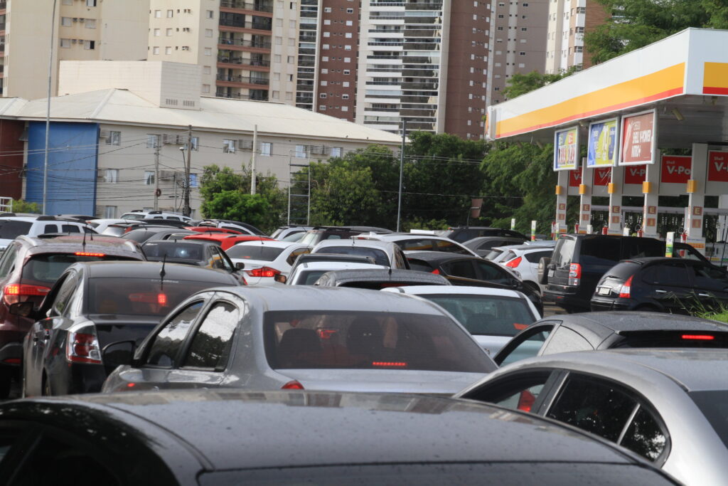 Imagem Ilustrando a Notícia: Centro-Oeste fecha mês de novembro com a gasolina mais cara do Brasil, aponta ANP