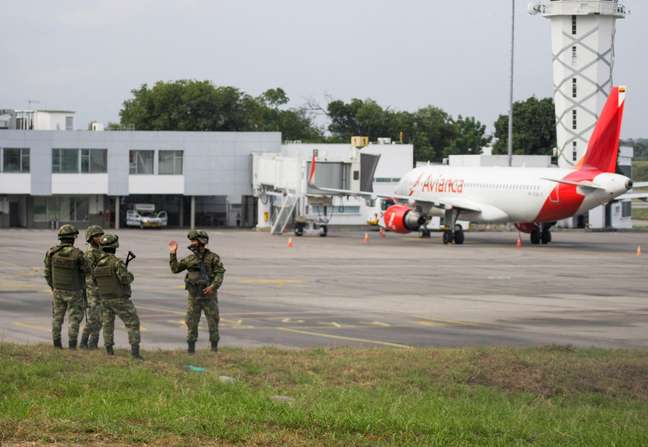 Imagem Ilustrando a Notícia: Explosões de bombas matam três pessoas em aeroporto da Colômbia