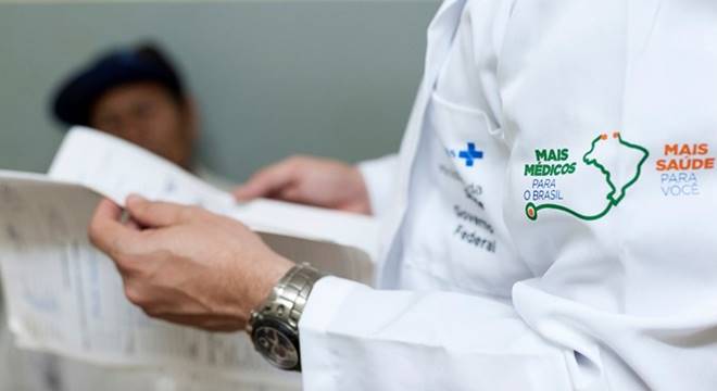 Imagem Ilustrando a Notícia: Após 3 anos, gestão de Bolsonaro ainda não conseguiu substituir programa Mais Médicos; entenda
