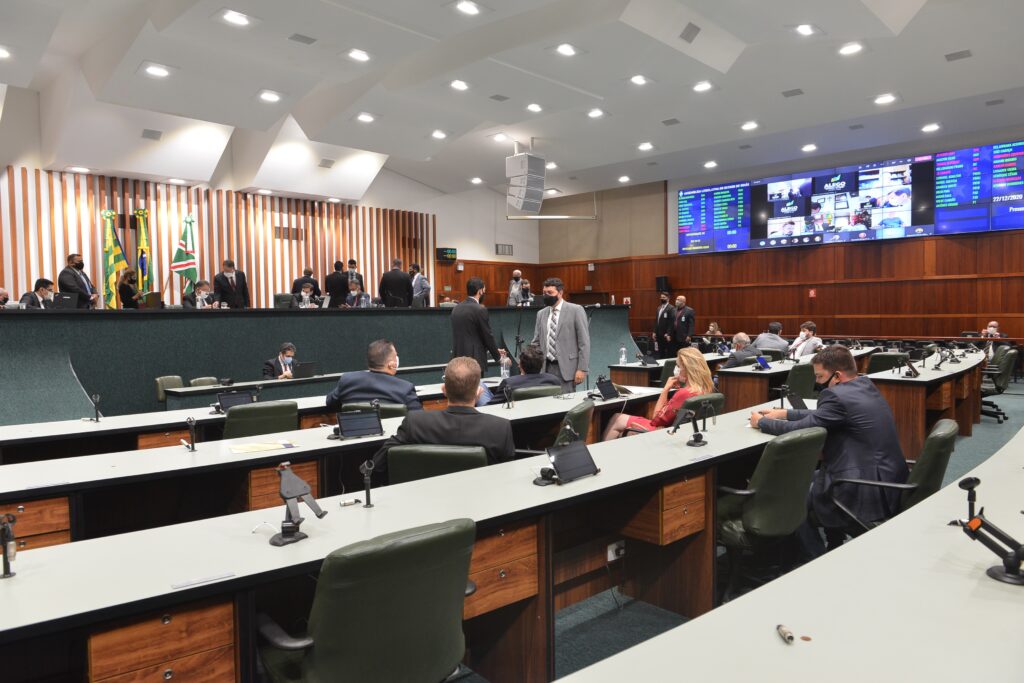 Imagem Ilustrando a Notícia: Legislativos abrem semana com sequência de pautas caras