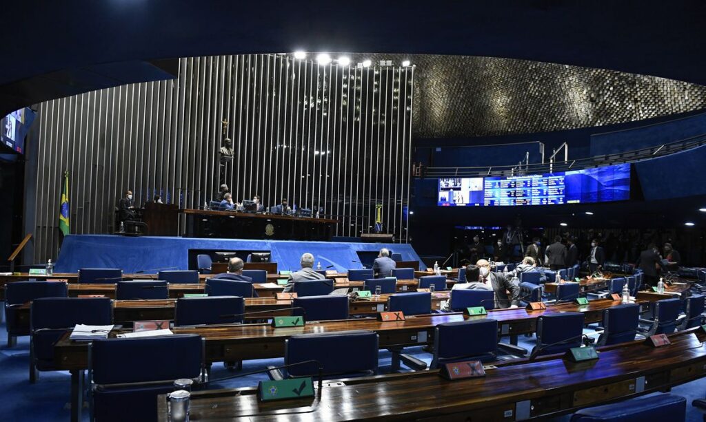 Imagem Ilustrando a Notícia: Senado aprova medida provisória que cria Auxílio Brasil e texto vai à sanção de Bolsonaro