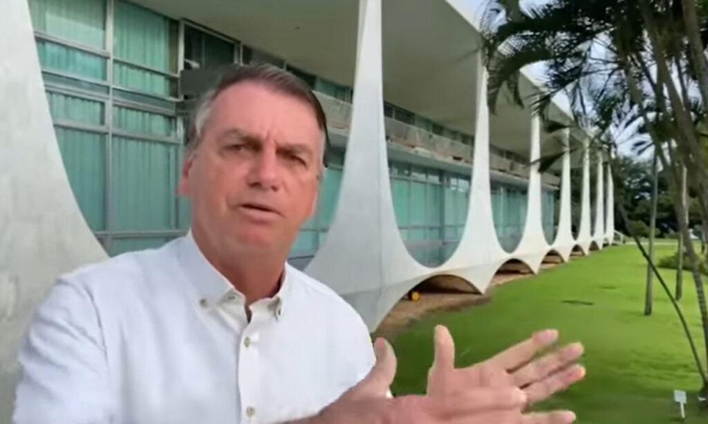 Imagem Ilustrando a Notícia: Bolsonaro posta vídeo atacando Deltan e recomenda vídeo que critica atuação política de Moro