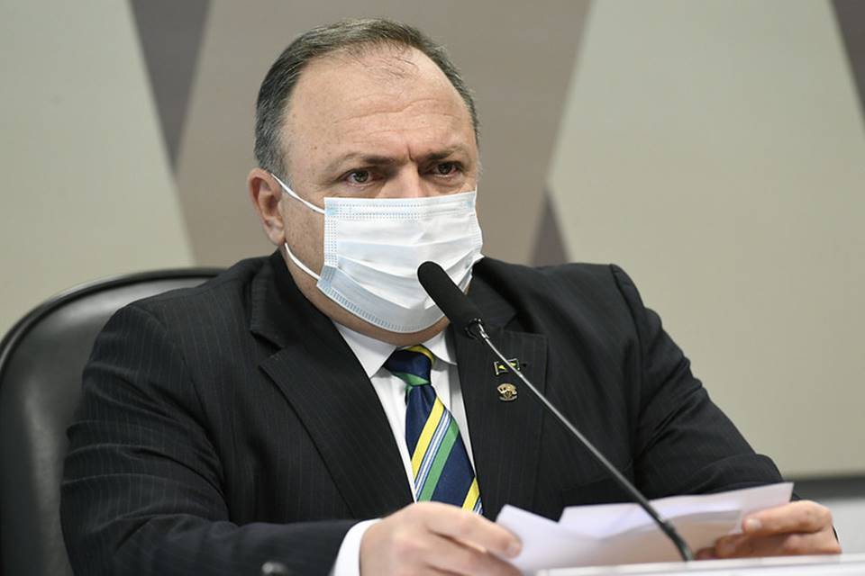 Imagem Ilustrando a Notícia: Ex-ministro da Saúde Eduardo Pazuello, sofre acidente de moto no Rio de Janeiro