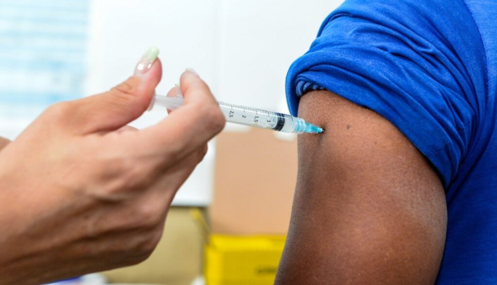 Imagem Ilustrando a Notícia: Brasil ultrapassa 90% da população acima de 12 anos vacinada com a 1ª dose
