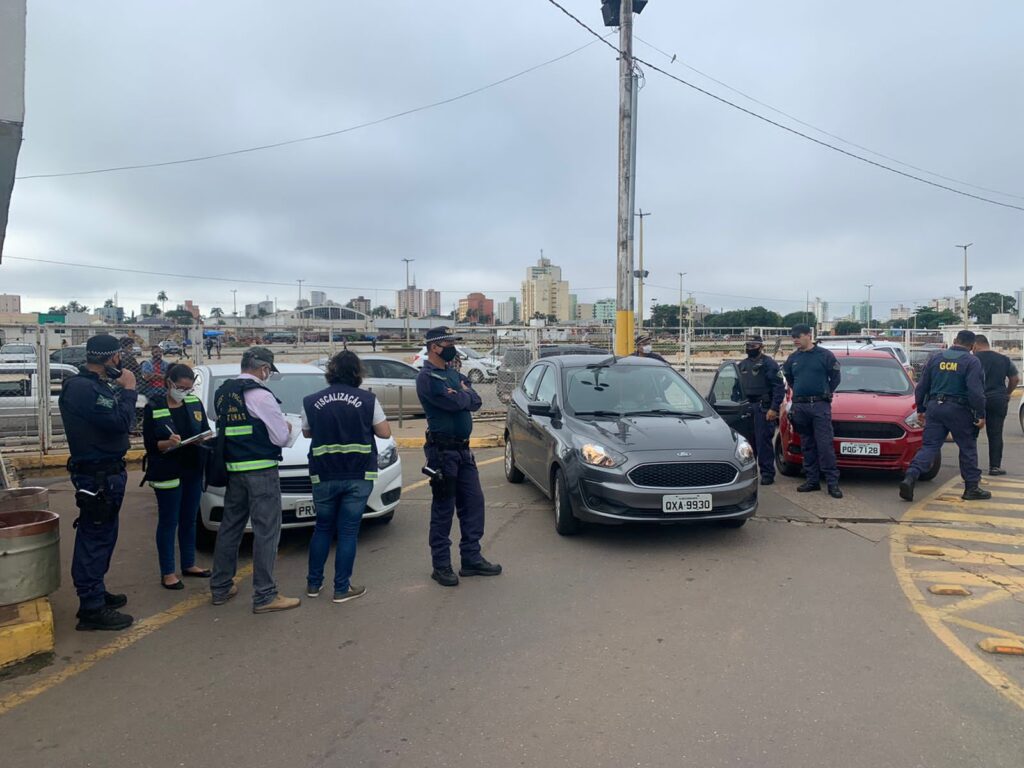 Imagem Ilustrando a Notícia: Quatro veículos de transporte clandestino são apreendidos em fiscalização municipal na Rodoviária