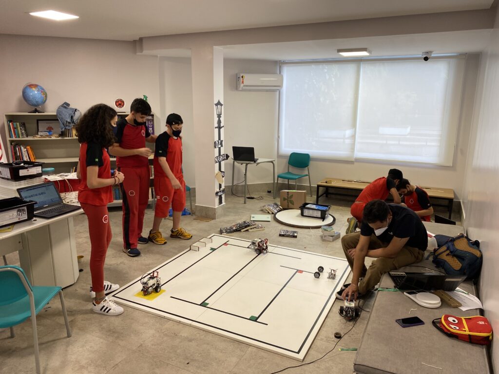 Imagem Ilustrando a Notícia: Alunos de escola goiana representam Goiás na principal competição de robótica do país