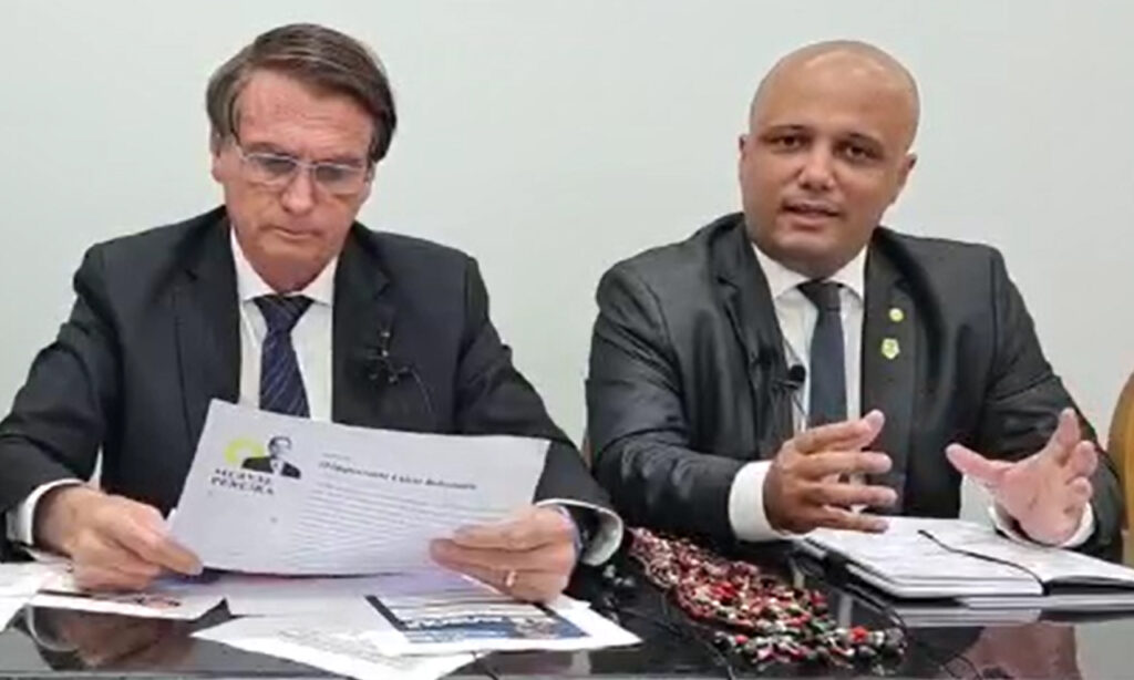 Imagem Ilustrando a Notícia: Bolsonaro e Vitor Hugo criticam goianos por “ficarem em casa” e “piorar economia de Goiás”