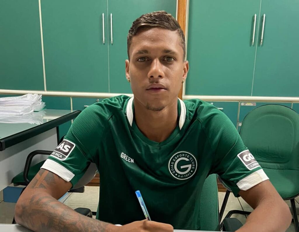 Imagem Ilustrando a Notícia: Goiás acerta com jovem promessa baiana para equipe Sub-20