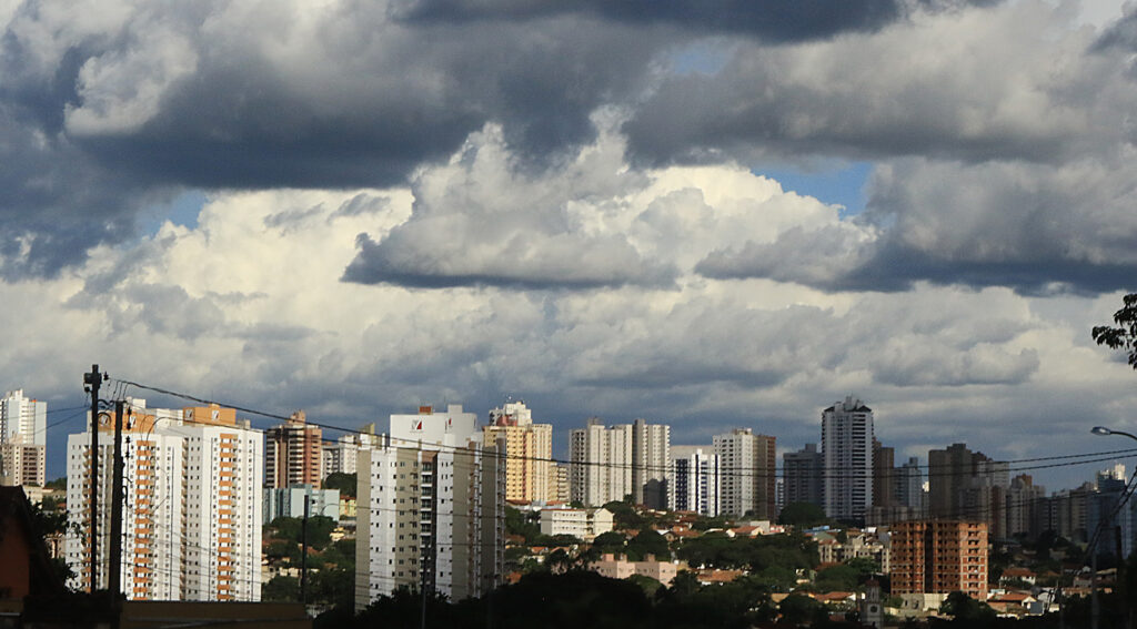 Imagem Ilustrando a Notícia: Réveillon: 2022 se inicia com chuvas intensas, confira a previsão do tempo em Goiânia
