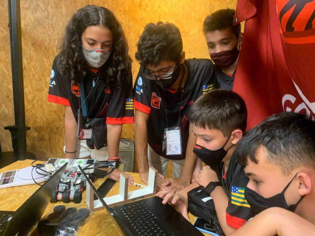 Imagem Ilustrando a Notícia: Estudantes goianos vencem torneio nacional de robótica e vão disputar etapa internacional em Dubai