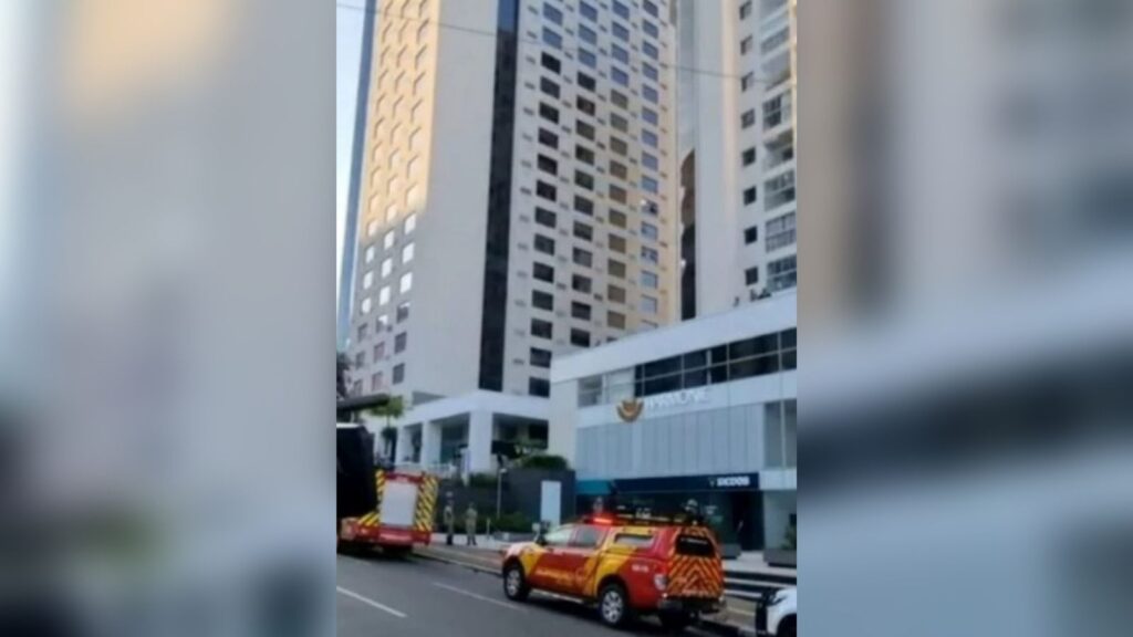Imagem Ilustrando a Notícia: Polícia afirma que laudo que aponta como mulher caiu do 15º andar do prédio será concluído em até 15 dias