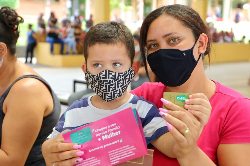 Imagem Ilustrando a Notícia: Mais de 4 mil cartões do Renda Família Mais Mulher serão distribuídos essa semana em Goiânia
