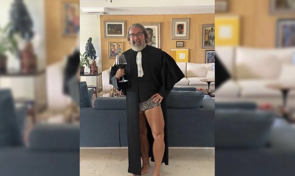 Imagem Ilustrando a Notícia: Advogado criminalista Kakay viraliza na internet em foto de sunga segurando taça de vinho