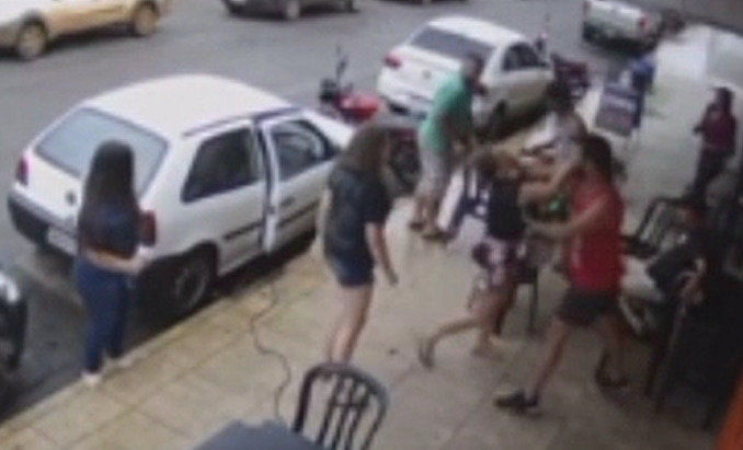 Imagem Ilustrando a Notícia: Polícia procura homem que empurrou e agrediu mulher após discussão em Nerópolis; assista