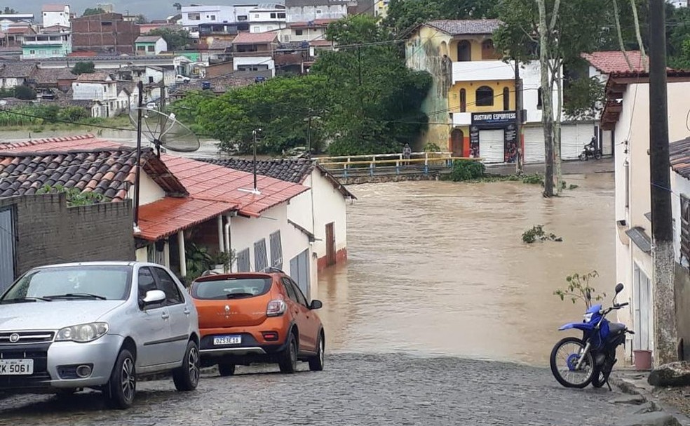 Imagem Ilustrando a Notícia: Temporais perdem intensidade na Bahia e sudeste brasileiro, mas Inmet mantém alerta