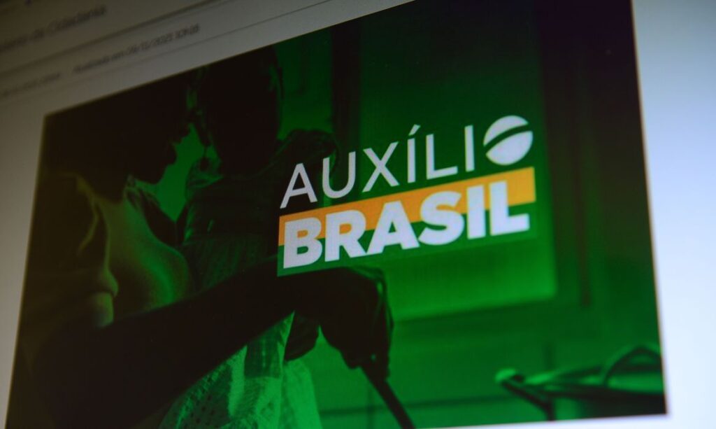 Imagem Ilustrando a Notícia: Lei que cria o Auxílio Brasil é publicada no Diário Oficial da União