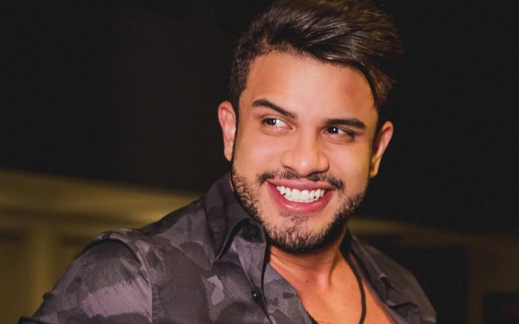 Imagem Ilustrando a Notícia: Após audiência de custódia, cantor Ávine Vinny do hit “Coração Cachorro” é solto em Fortaleza
