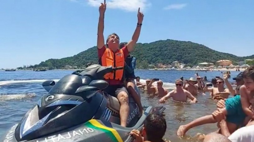 Imagem Ilustrando a Notícia: Bolsonaro aproveita dia de praia e anda de jet ski, apesar de tragédia na Bahia, e internet reage