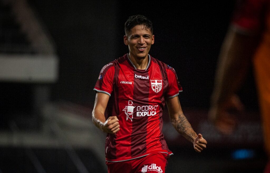 Imagem Ilustrando a Notícia: Goiás encaminha contratação de primeiro jogador para a temporada 2022