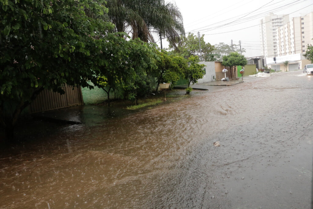 Imagem Ilustrando a Notícia: Fortes chuvas têm causado estragos e alagamentos em algumas regiões de Goiânia