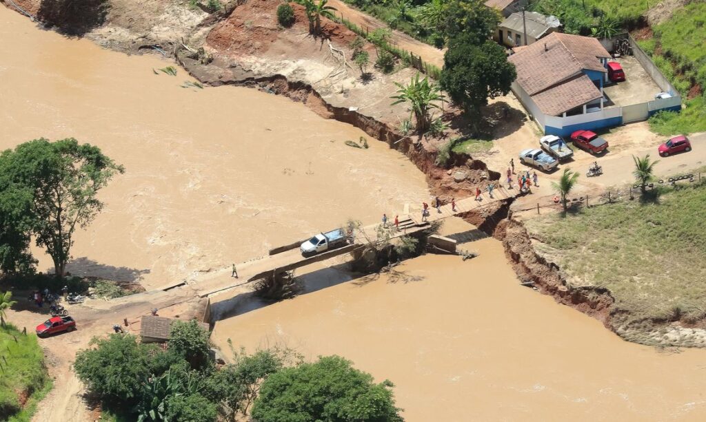 Imagem Ilustrando a Notícia: Após mais de 4 mil desabrigados por chuvas na Bahia, alerta sobre rompimento de barragem é emitido