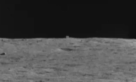 Imagem Ilustrando a Notícia: Rover de exploração encontra cubo misterioso em área afastada na superfície da Lua