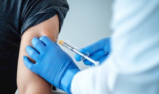 Imagem Ilustrando a Notícia: Efetividade das vacinas no Brasil é maior do que a registrada na etapa de testes, diz Fiocruz