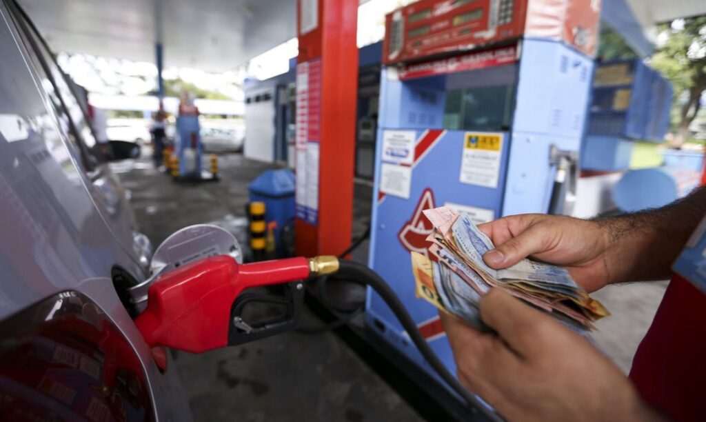 Imagem Ilustrando a Notícia: Preço da gasolina chega a R$ 7,27 e é o mais alto registrado