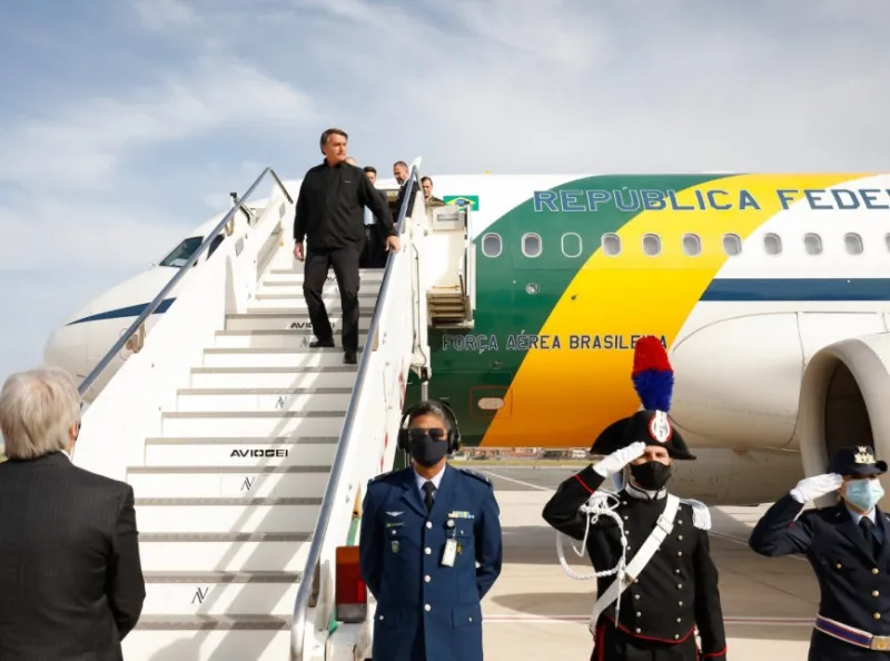 Imagem Ilustrando a Notícia: Bolsonaro participa de evento para entrega de avião na Base Aérea de Anápolis