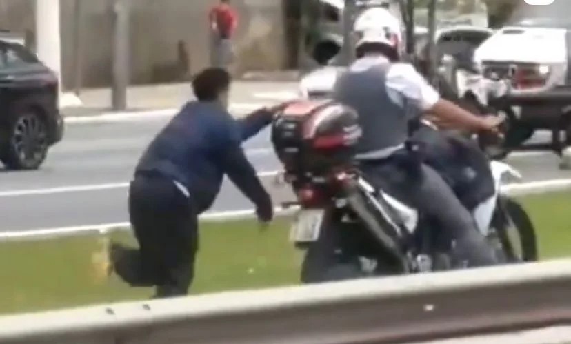 Imagem Ilustrando a Notícia: PM que arrastou jovem negro algemado a moto pode responder por crime de tortura