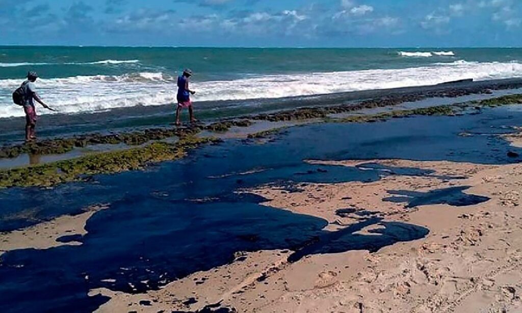 Imagem Ilustrando a Notícia: Após mais dois anos, PF conclui investigação sobre manchas de óleo em litoral brasileiro