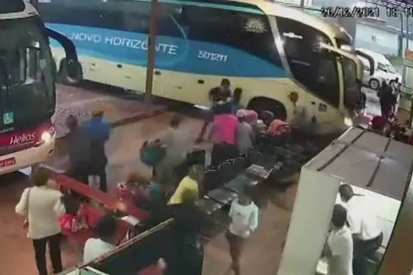 Imagem Ilustrando a Notícia: Ônibus invade plataforma de embarque e desembarque e avança sobre passageiros, em Porangatu