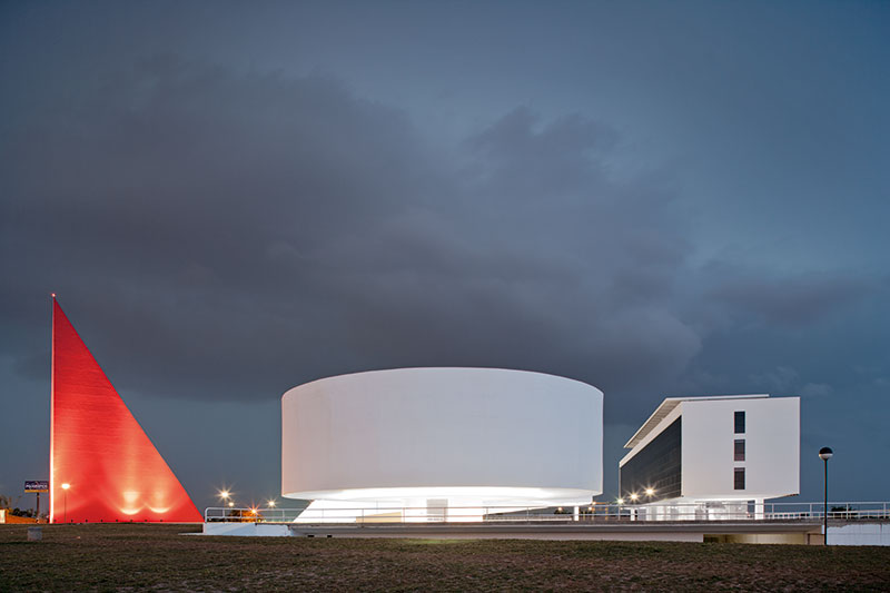 Imagem Ilustrando a Notícia: Após fortes chuvas, palco do Oscar Niemeyer fica alagado e espetáculo precisa ser interrompido