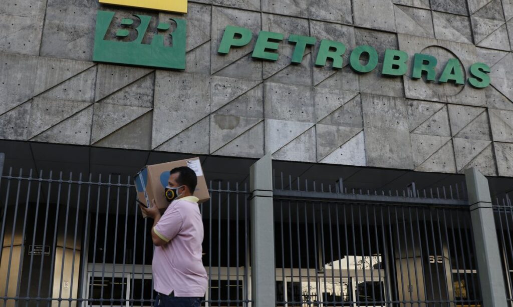 Imagem Ilustrando a Notícia: Petrobras abre concurso com 757 vagas de nível superior e salários acima de R$ 10 mil
