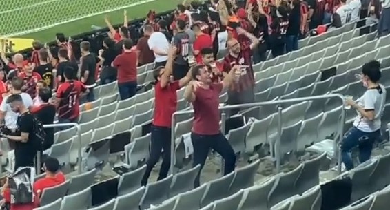 Imagem Ilustrando a Notícia: Torcedores do Athletico-PR imitam ‘macacos’ em gestos racistas na final da Copa do Brasil; assista