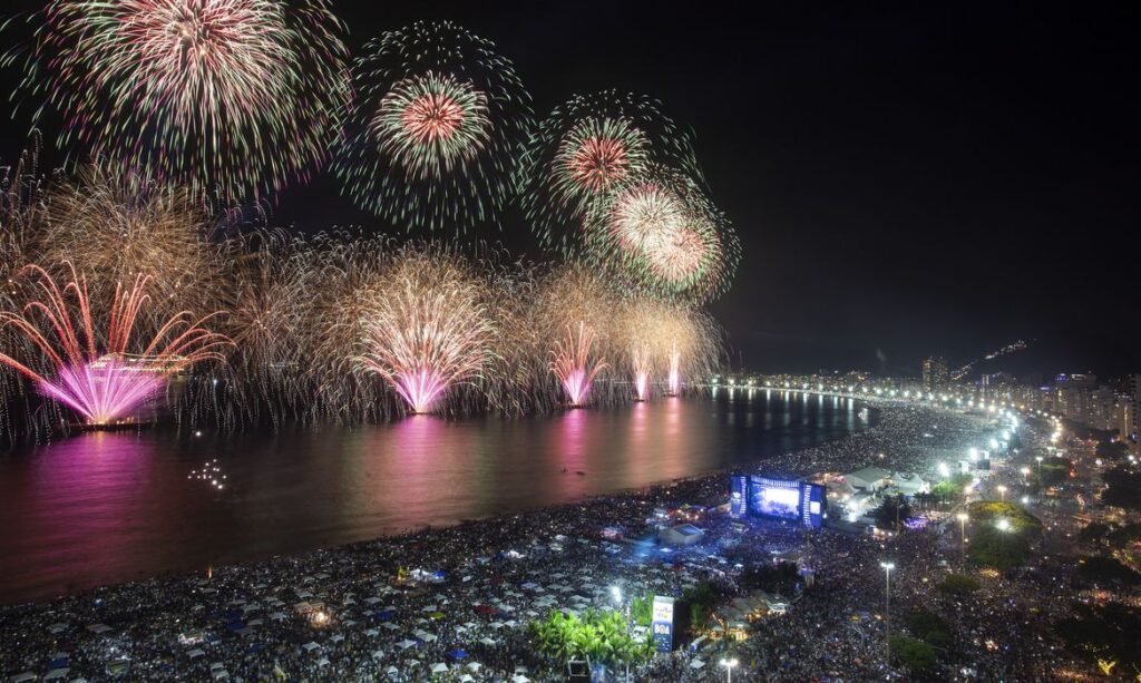 Imagem Ilustrando a Notícia: Disseminação da variante Ômicron no Brasil faz vários estados restringirem festas de réveillon