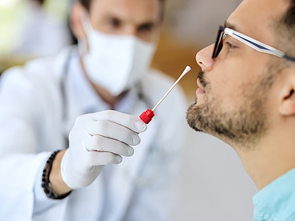 Imagem Ilustrando a Notícia: Teste que identifica se paciente está com influenza ou Covid chega às farmácias no Brasil