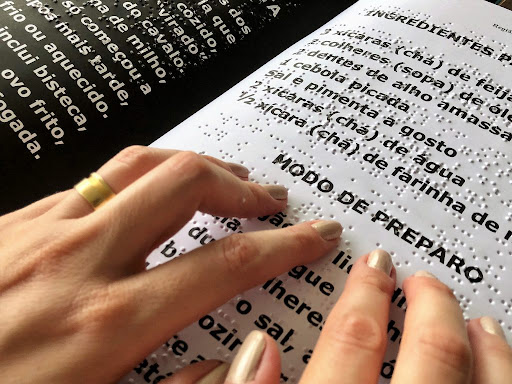 Imagem Ilustrando a Notícia: Tratado de Marraqueche: Bolsonaro assina decreto que prevê tradução de livros para braile