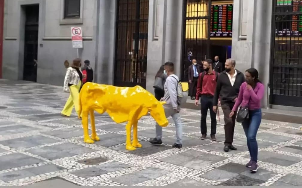 Imagem Ilustrando a Notícia: Artista plástica instala escultura de ‘vaca magra’ em frente a Bolsa de Valores de São Paulo