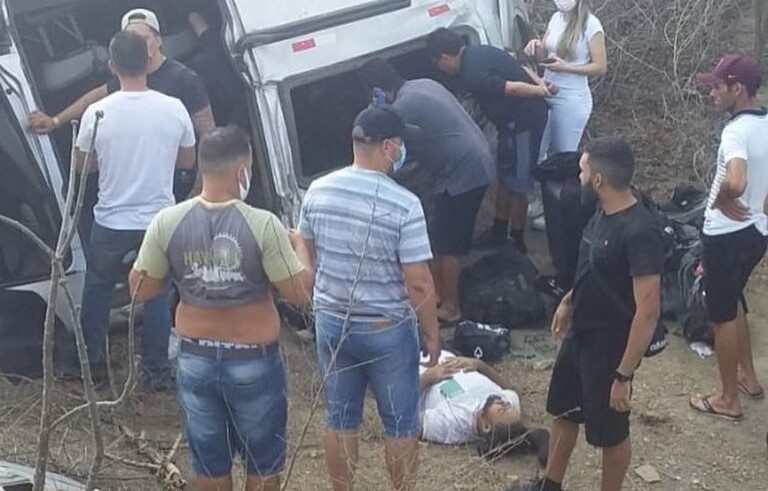 Imagem Ilustrando a Notícia: Banda do cantor Gusttavo Lima se envolve em acidente na BR-230, na Paraíba; veja imagens