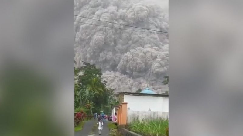 Imagem Ilustrando a Notícia: Moradores fogem de nuvem de cinzas após erupção do vulcão Monte Semeru, na Indonésia