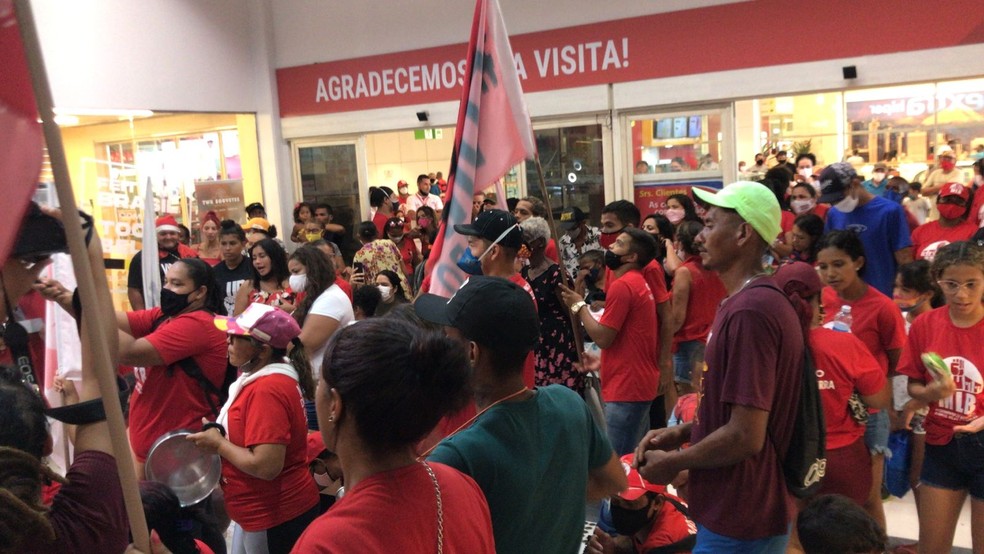 Imagem Ilustrando a Notícia: Famílias ocupam hipermercado de Belo Horizonte, durante protesto que pede cestas básicas