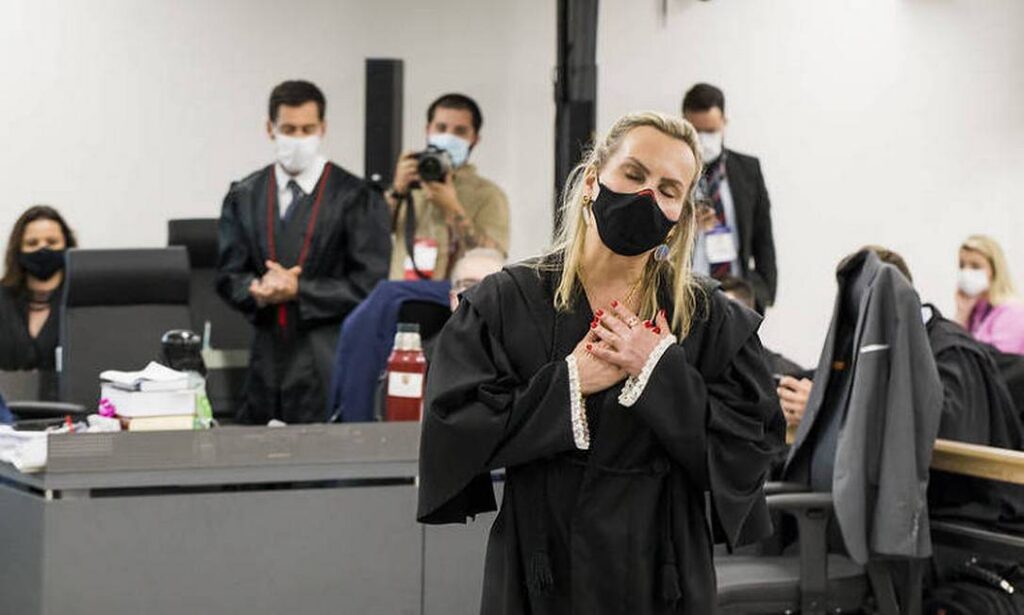 Imagem Ilustrando a Notícia: Advogada usa carta psicografada para defender vocalista no caso da Boate Kiss