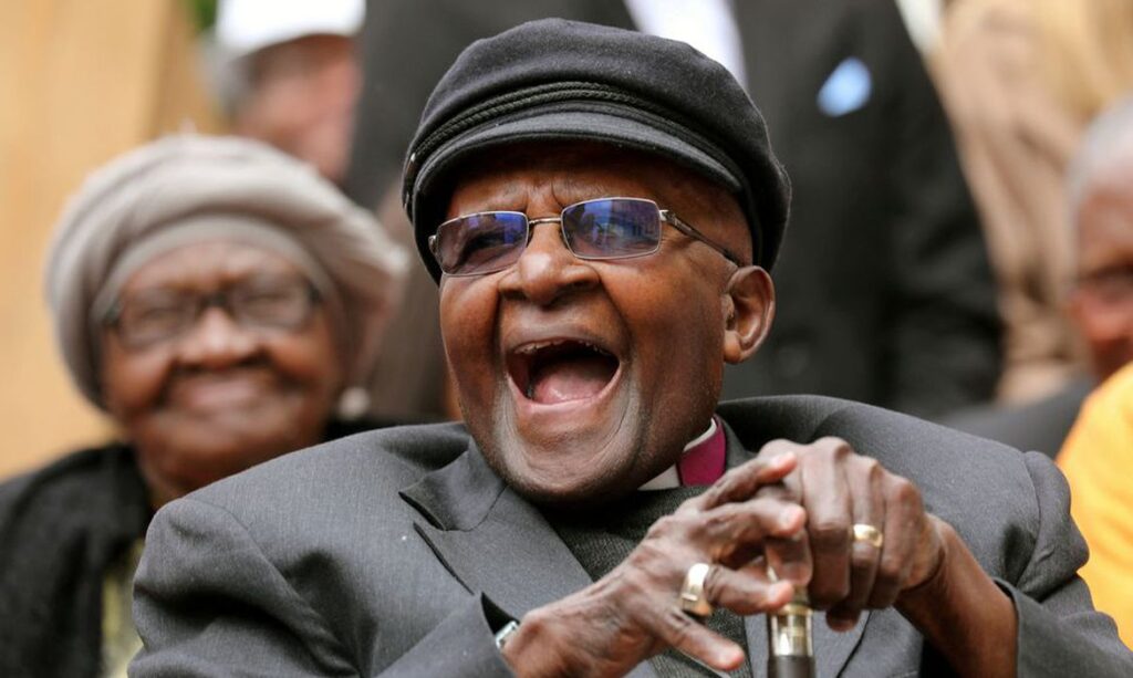 Imagem Ilustrando a Notícia: Nobel da Paz e amigo de Nelson Mandela, ativista anti-aparheid Desmond Tutu morre aos 90 anos