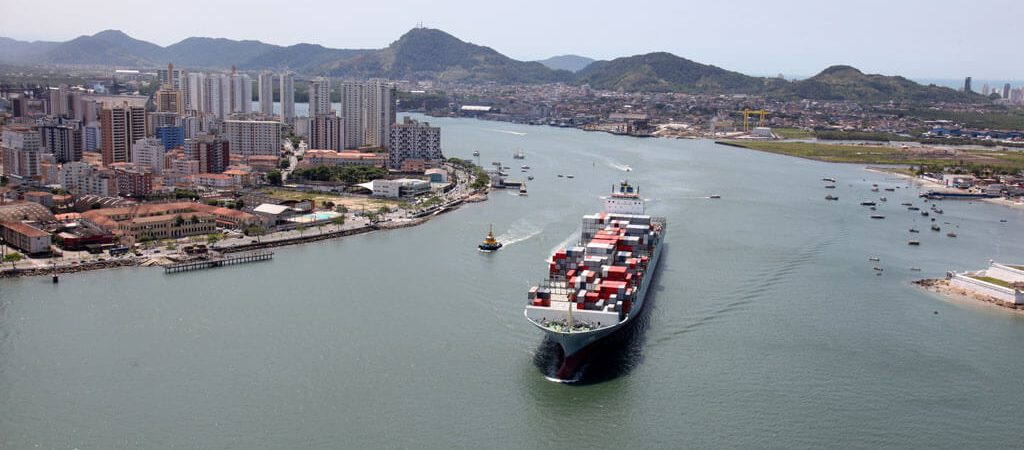 Imagem Ilustrando a Notícia: Bolsonaro sanciona lei que estimula navegação entre portos nacionais, com vetos