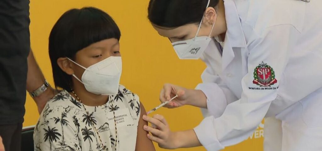 Imagem Ilustrando a Notícia: Indígena de 8 anos é a primeira criança a receber imunizante contra a Covid-19 no Brasil